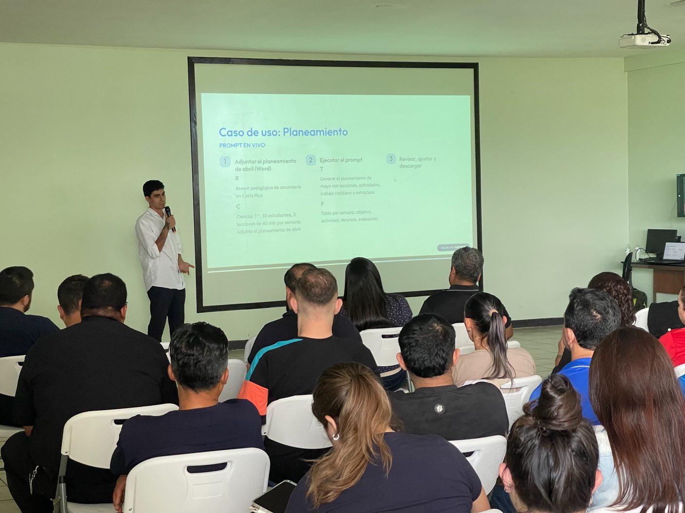 Fabián García demonstrates an AI-assisted planning example during a workshop